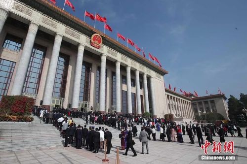 　　5月22日，第十三届全国人民代表大会第三次会议在北京人民大会堂开幕。图为代表们入场。中新社记者 韩海丹 摄