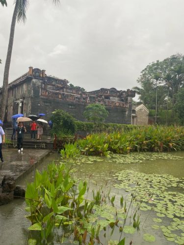 　　远观蔡家宅，像一座城堡。(李明阳／摄)