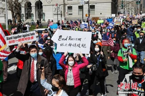 　　资料图：纽约于当地时间4月4日举行反仇恨亚裔大游行。中新社记者 廖攀 摄