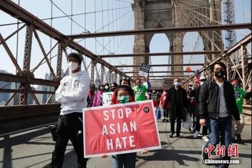当地时间4月4日，纽约举行反仇恨亚裔大游行。图为游行队伍中手持“停止仇恨亚裔”标语的亚裔孩童。中新社记者 廖攀 摄