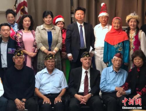 资料图：2018年12月22日，美国北京联合会等南加州华人团体来到位于大洛杉矶地区蒙特利公园市的美国退伍军人协会，慰问百岁高龄的二战英雄桑切斯等美国退伍军人并赠送圣诞节礼物。中新社记者 张朔 摄